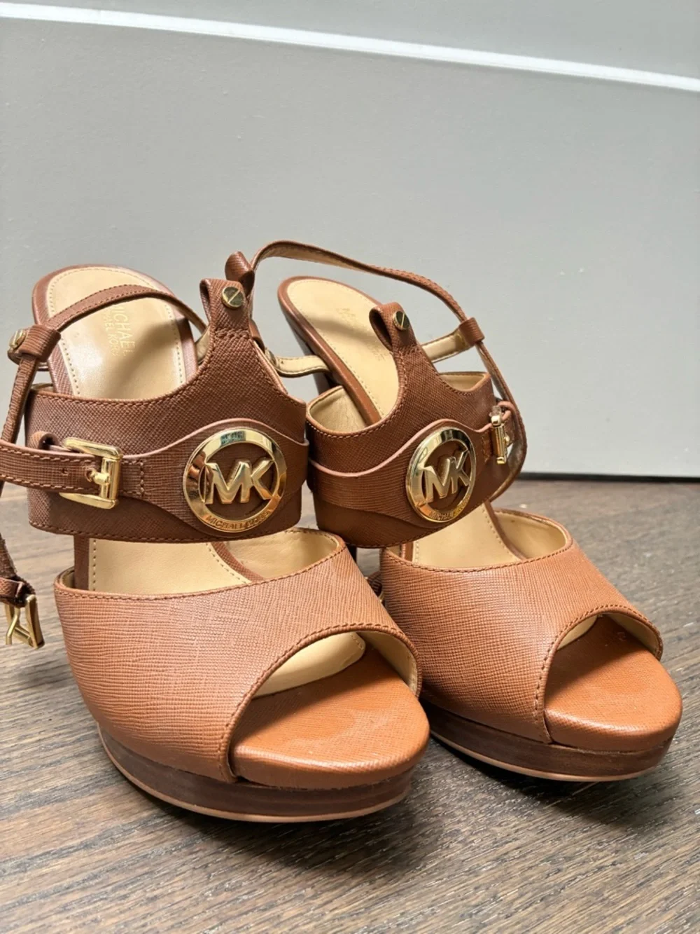 Michael KORS MACKENZIE MK GOLD LOGO SAFFIANO PLATFORM SANDALS SIZE 9 - Picture 5 of 8